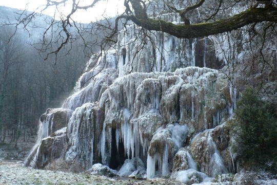 ... sur cascade - La grotte de Grottes de Baume-les-messieurs dans le Jura