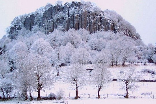 Orgues sous la neige Ã  Bort les Orgues dans le Limousin